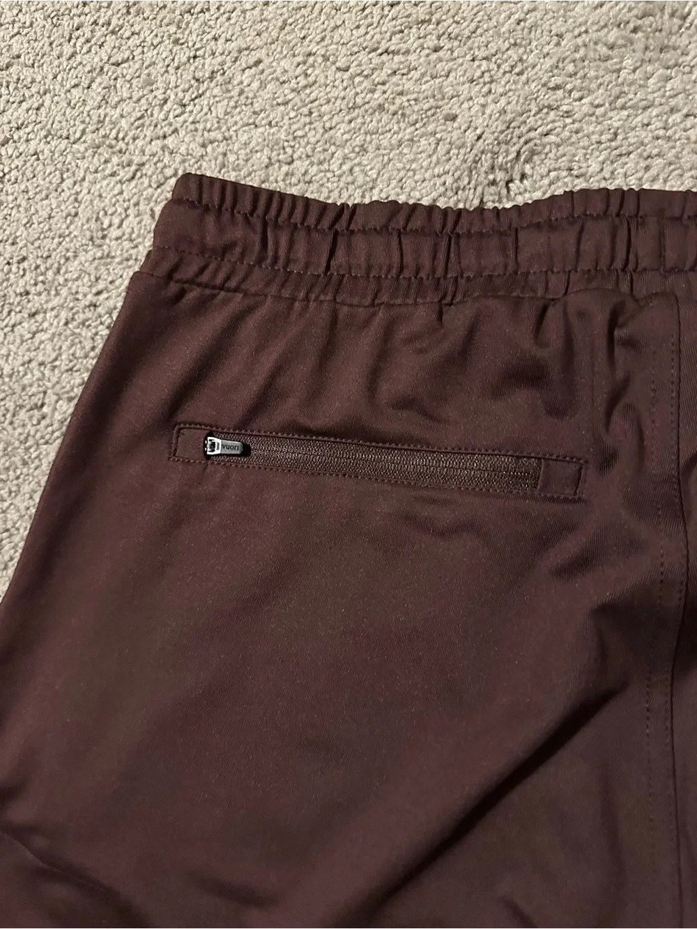 Vuori Sunday Performance Jogger Mens Size S Zipper Pockets Stretch Oxblood